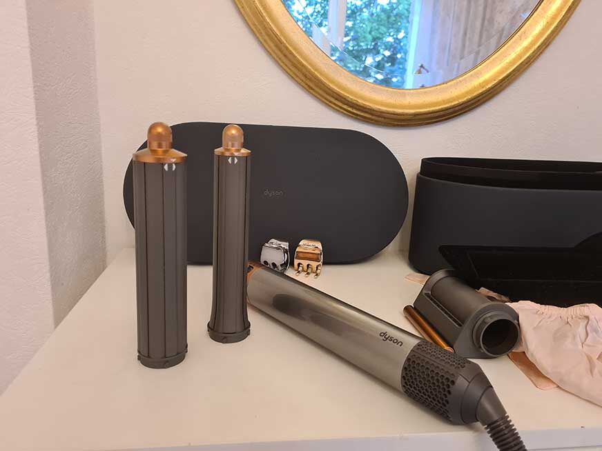 Стайлер Dyson Airwrap с аксессуарами.